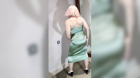 Fin de l'émission de télévision britannique Nottst, dans une robe moulante en satin vert brillant