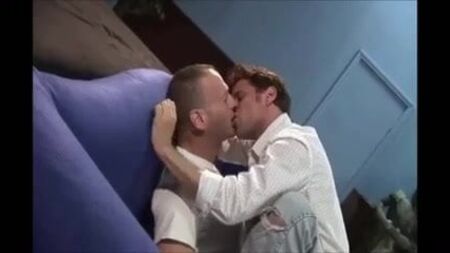 Un beau-père bien membré baise un minet à cru dans un jean moulant