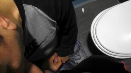 Un homosexuel de Bucarest suce une bite