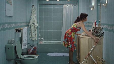 Veronica Yip se déshabille et prend une douche