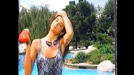 Kirstie Alley en maillot de bain et seins nus