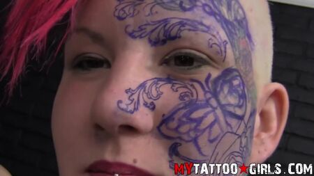 TATOUAGE « PEANUT FACE »