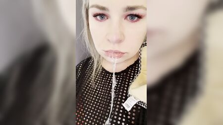 Gode caché sous un masque