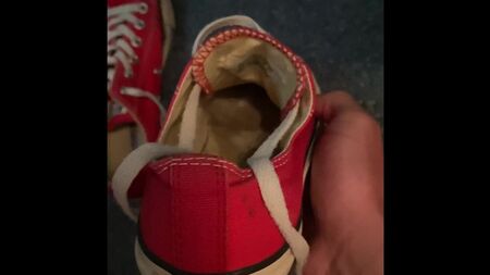 Éjacule dans les Converse rouges de ma sœur I chuckloveinsta