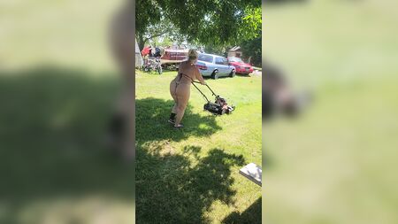 En rentrant, j'ai trouvé ma femme en train de tondre la pelouse en bikini string, les fesses et les cuisses qui se balançaient à chaque pas