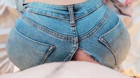 Un beau cul bien ferme, baisé dans un jean déchiré