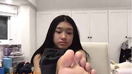 Les pieds d'une jeune fille de 18 ans devant la webcam