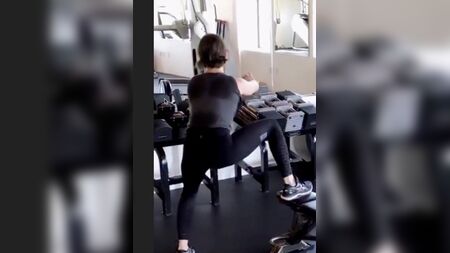 Alison Brie se déhanche à la salle de sport