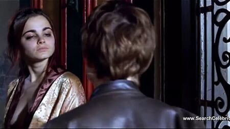 Kelly McGillis et Susie Porter nues - Le Masque des singes