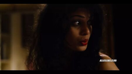 Romane Portail et Tina Desai dans Sense8 : Un épisode spécial Noël