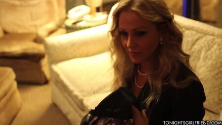 Julia Ann, la célèbre MILF, est également la « Tonight Girlfriend »