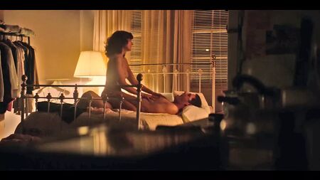 Scène de sexe avec Alison Brie nue dans la série GLOW – ScandalPlanet.Com
