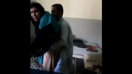 Une femme mariée portant le turban s'adonne à des ébats sexuels en cachette, sa belle-sœur