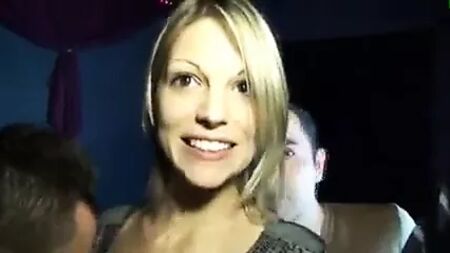 Photo de profil d'une femme souriante et heureuse