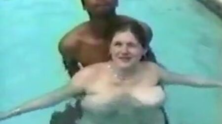 Une fille blanche aux formes voluptueuses s'amuse avec une grosse bite noire et se fait remplir