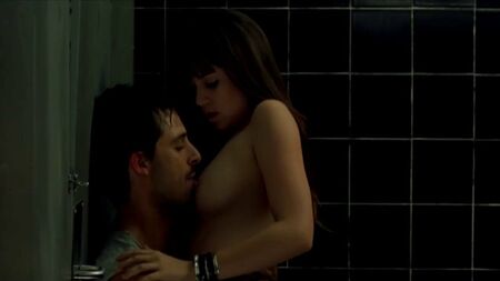 Gros plan sur les seins d'Ana de Armas qu'on suce avec fougue
