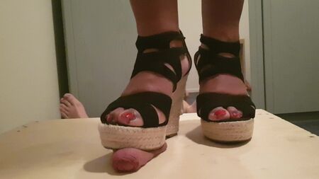 Des talons compensés qui m'écrasent la bite