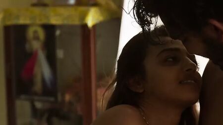 Radhika Apte nue, exhibant ses seins lors d'une scène de sexe dans une chambre