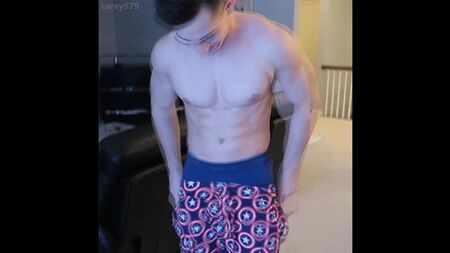 Doug Censor Martin : compilation de célébrités gays en train de se branler
