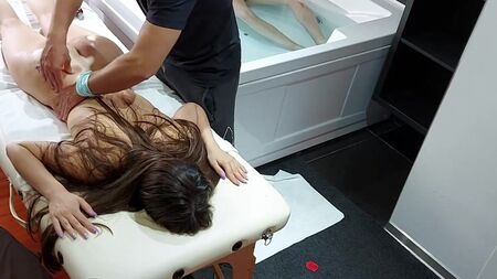 Eh bien, pourquoi ai-je enlevé la culotte devant le masseur, à cause de cela, ils m'ont baisé comme une salope