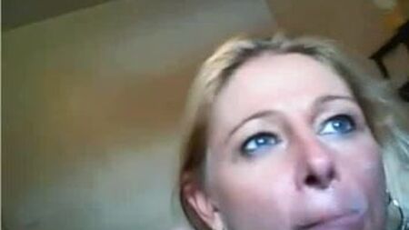 Une MILF aux gros seins suce une grosse bite avec fougue, puis se fait remplir