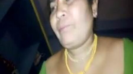 Tante d'origine indienne d'âge mûr