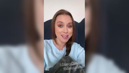 Una Healy tourne une publicité depuis chez elle