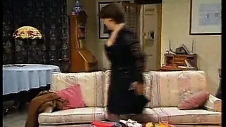La robe noire sexy de Lynda Bellingham