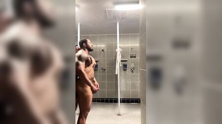 Rencontre interraciale dans les douches de la salle de sport