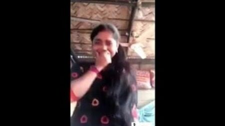 Une jeune villageoise indienne qui montre ses seins