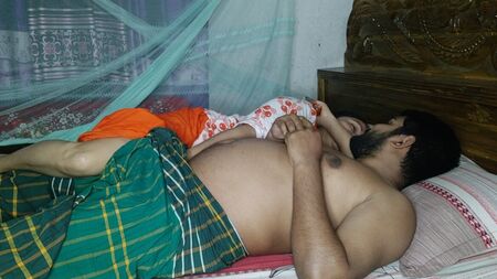 Une tante indienne sexy baise sauvagement avec son oncle pendant son service