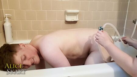 Une simple douche anale sous la douche pour une soumise