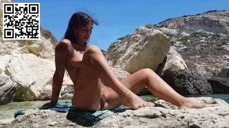 Iris, une Italienne, seins nus sur la plage publique de Cagliari
