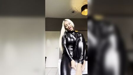 Une culturiste au corps musclé en latex