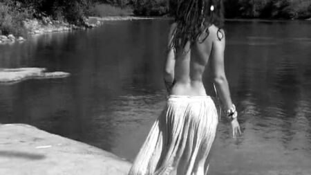 Une hippie en jupe fluide qui danse