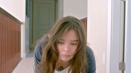 La scène où Hailee Steinfeld a eu un petit incident vestimentaire sur ScandalPlanet.Com