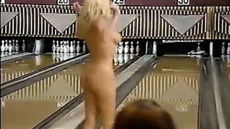 Jacqueline Lovell joue au bowling nue (intégral) – 3e partie sur 3