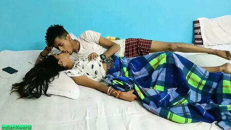 Une jeune Indienne sexy en pleine action avec un camarade de classe !