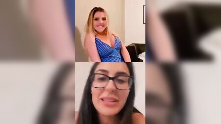 Des lesbiennes brésiliennes discutent devant leur webcam