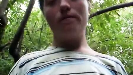 Une jeune fille sans-abri montre sa chatte