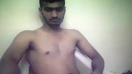 Un mignon petit garçon indien se branle