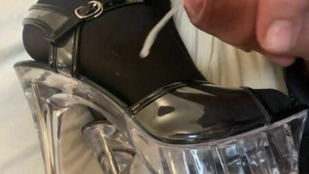 Éjaculer sur des sandales à talons hauts transparentes