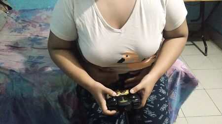 (Aysha) Didi s'amuse à chevaucher sans cesse la bite de son frère et à jouer à des jeux – Family Stroke