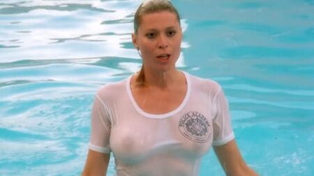 Célébrités nues en t-shirts mouillés