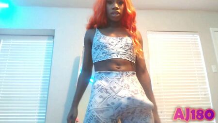 AJ180 : BARBIE NOIRE MONTRANT SA BRIQUE DANS « BABY GOT BULGE »