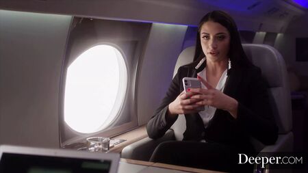 Plus profondément. Seth se soumet à sa patronne dominatrice, Angela White