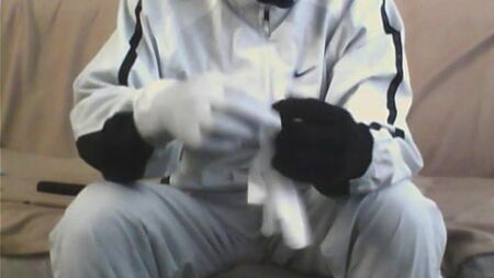 Cagoule, gants en latex et survêtement Nike