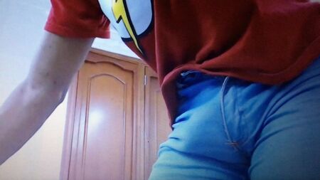 Un Latino aux parties bien en évidence, sans sous-vêtements, dans un jean moulant