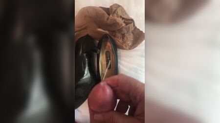 Un fan achète mes escarpins de stewardesse usés et y éjacule