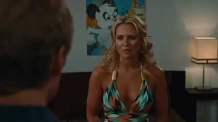 Compilation de scènes de nudité de Nicky Whelan dans « Hall Pass »